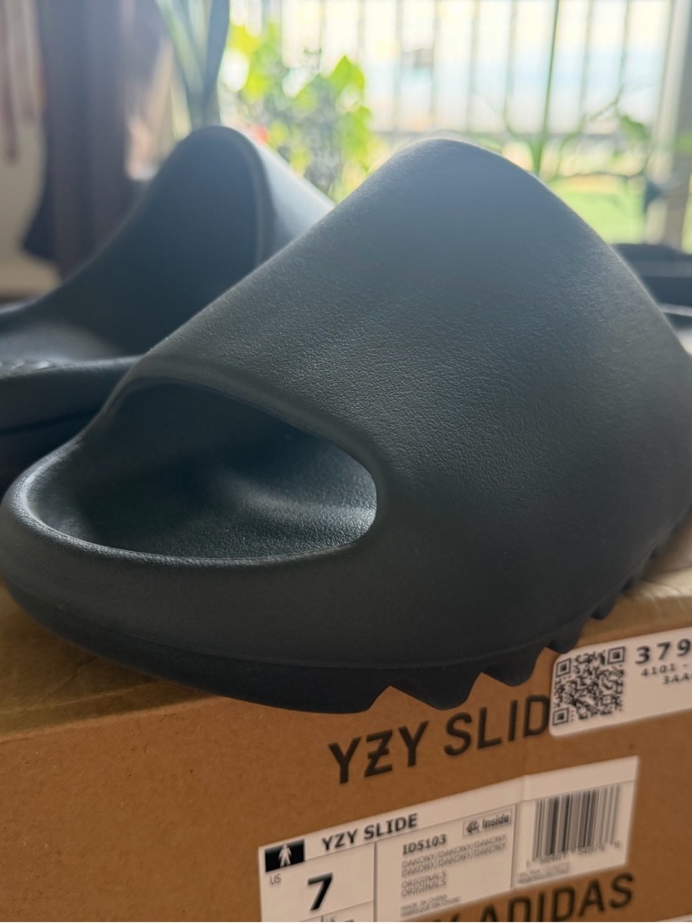 adidas Yeezy Slide Size 7 Dakony - Onyx - Picture 8 of 12
